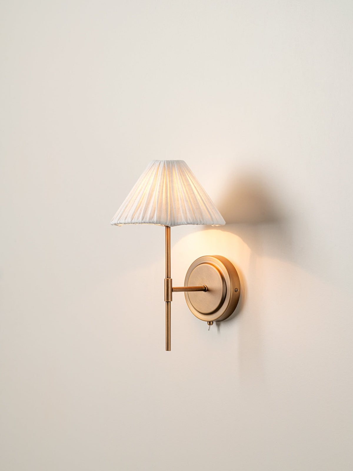 Fabric Sconce with Scalloped Shade G9 Socket 8.5 Inch Gold Metal Fixture Bedside Wall Fixture Modern Entryway Accent Lighting for Apartment